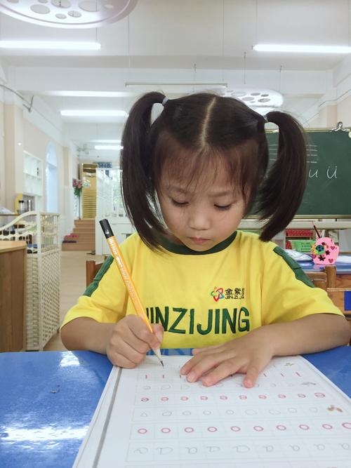 小孩子不写字怎么办