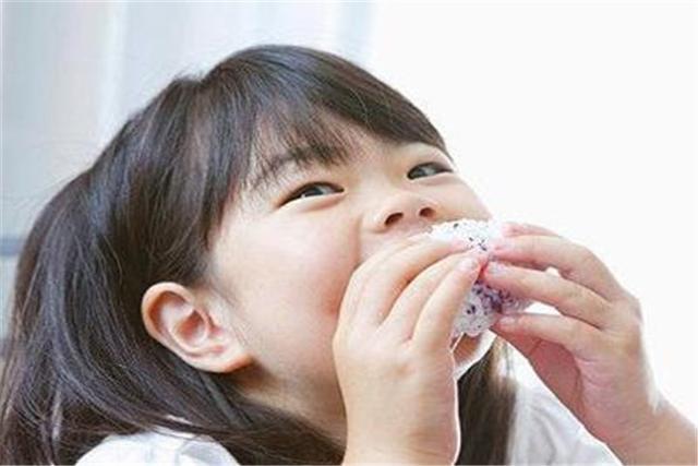 宝宝14个月爱乱吃东西