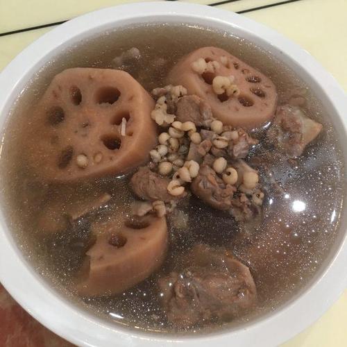莲藕薏米排骨汤的做法
