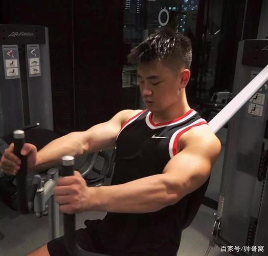男孩减胸运动