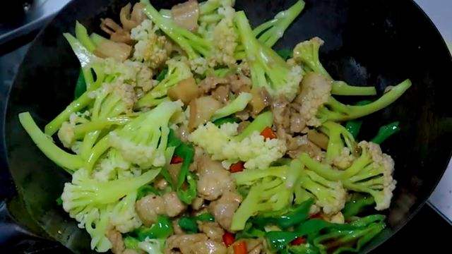菜花炒肉的做法