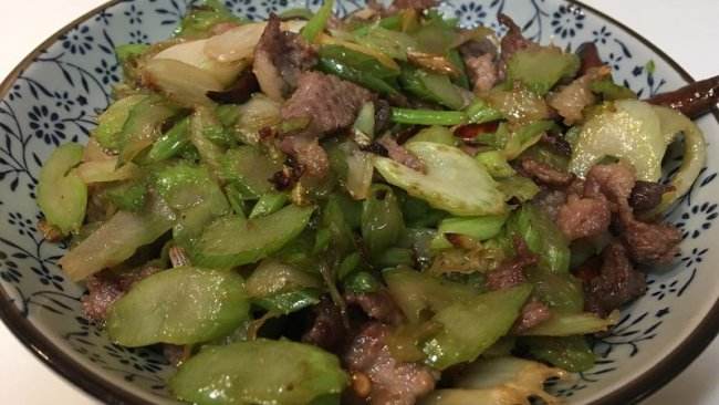 香芹菜炒肉的做法