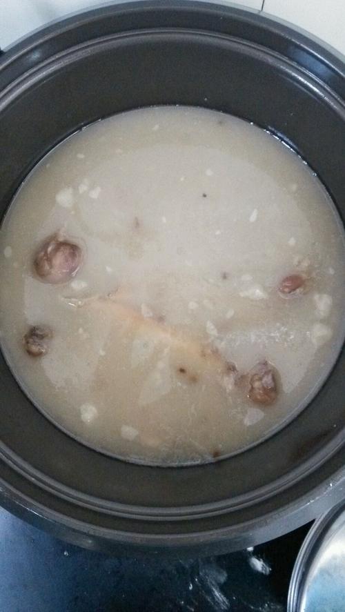 炖羊骨头汤的做法