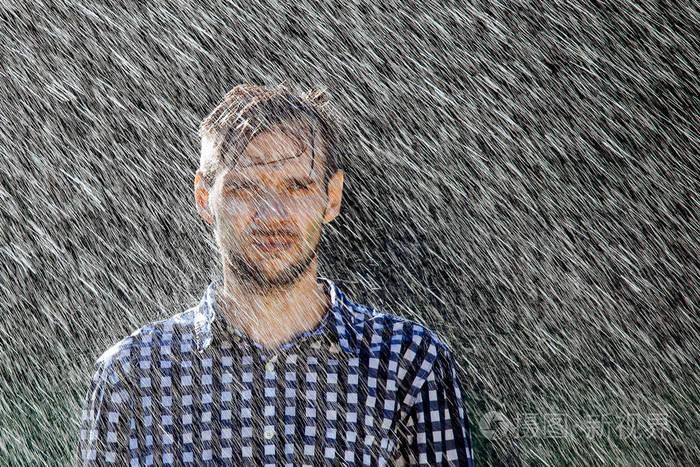 如何避免被雨淋湿